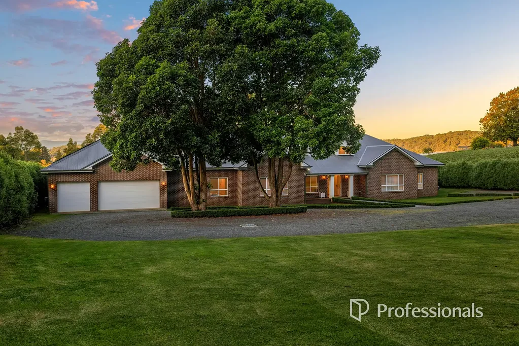 Mount Evelyn 4房 美式家庭豪华，占地2.3英亩 AMERICAN STYLE FAMILY LUXURY ON 2.3 ACRES