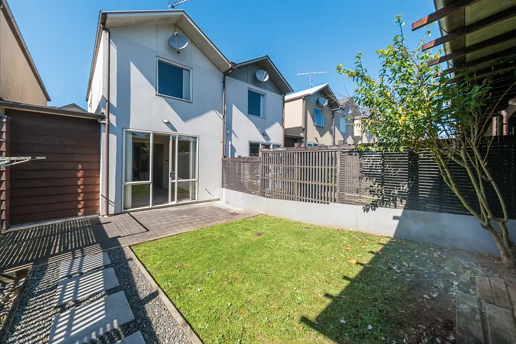 TOWNHOUSE OPPOSITE BOTANY TOWN CENTRE