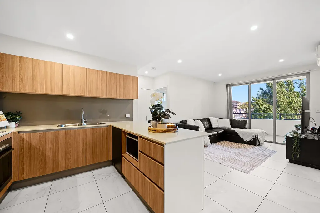 Holland Park West 3 Bedroom SOLD AT AUCTION!