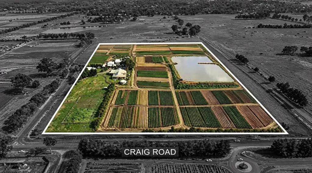Cranbourne South 9房 两处房产坐落于一块非凡的25英亩土地上，兼具生活方式和未来潜力！ 2 Properties on a Remarkable 25-Acre Landholding with Lifestyle & Future Potential!