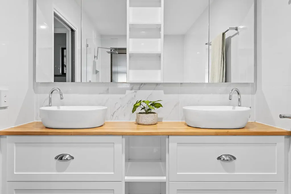 Banora Point 3Zimmer Renovated Family Living, Elevated Views and a Sparkling Pool