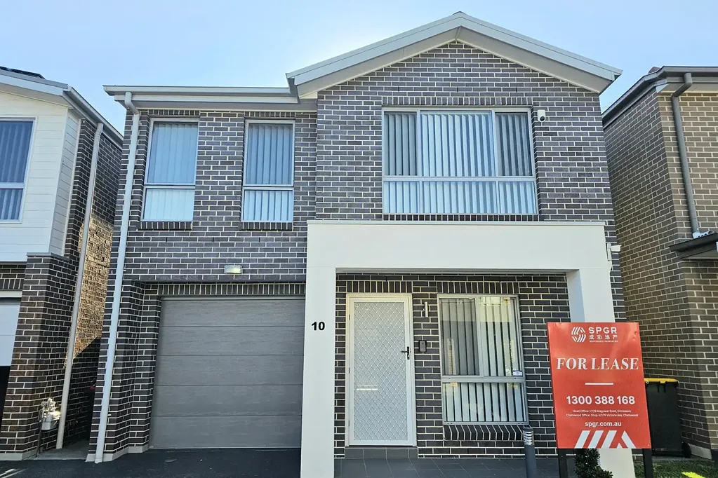 Beautifully 4 Bedroom Townhouse in Schofields, minutes drive to Tallawong and Schofields Station
