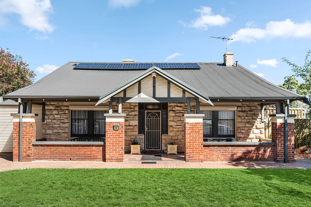 Cheltenham 4房  Timeless 1930s Bungalow Offering Expansive Family Living