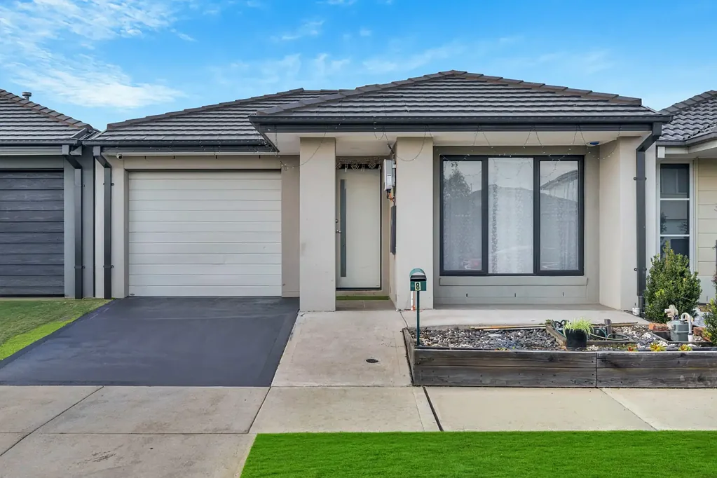 Modern Family Home in Prime Donnybrook Location!