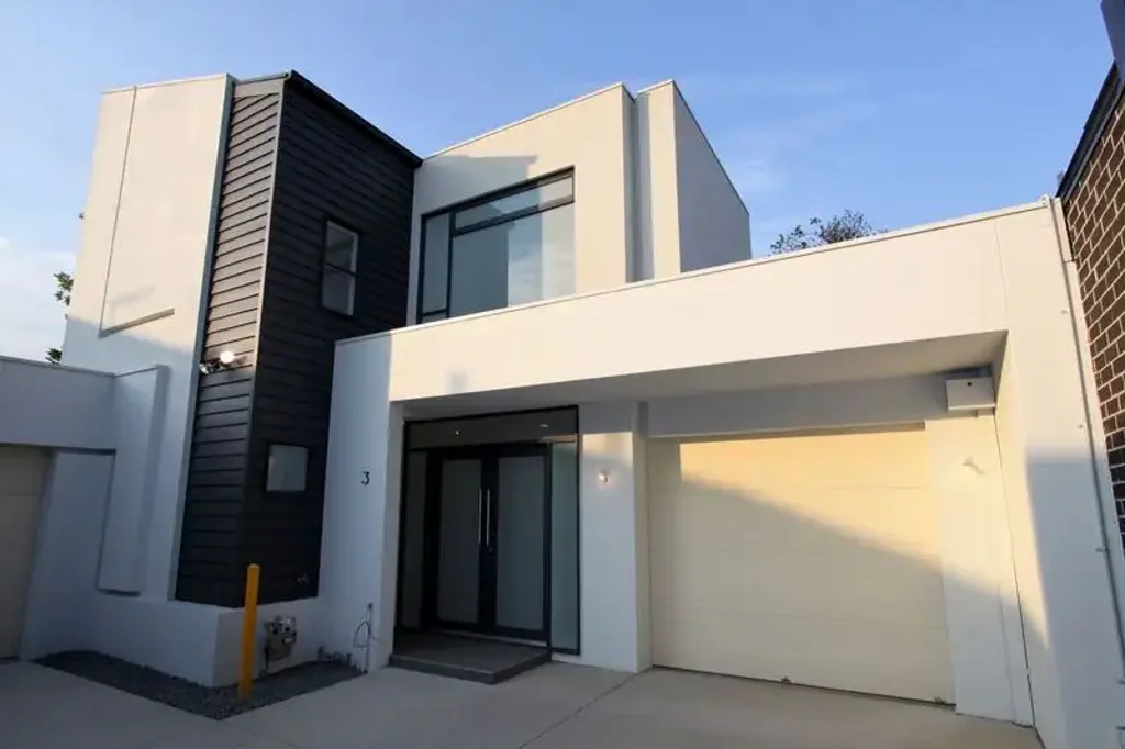 Modern 2-Bedroom Townhouse in Prime Location – Low Maintenance Living!