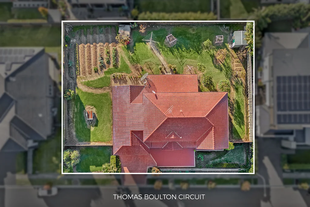 Kellyville 6Habitaciones Discover this luxurious six-bedroom Kellyville home, offering exquisite craftsmanship, spacious living, and potential for future development.