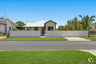 Mareeba 4Kwarto SIZEABLE FAMILY HOME - FOUR BEDROOMS + OFFICE / 5TH ROOM, WITH 9.5M x 6.5M SHED!