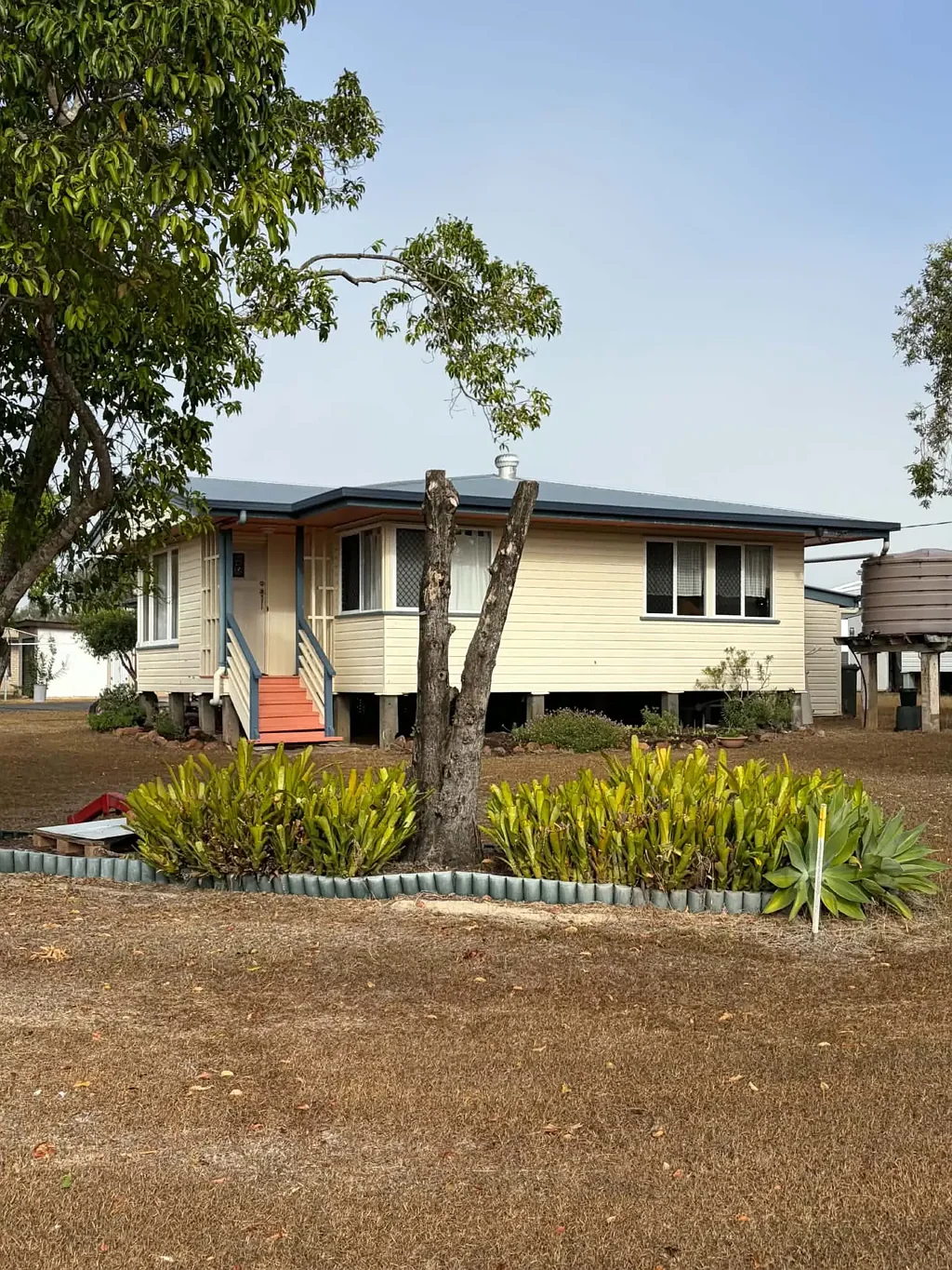 Monto 4Kwarto Comfortable Corner Block Home with Granny Flat
