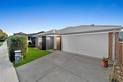 10 Hammond Road, Cranbourne West