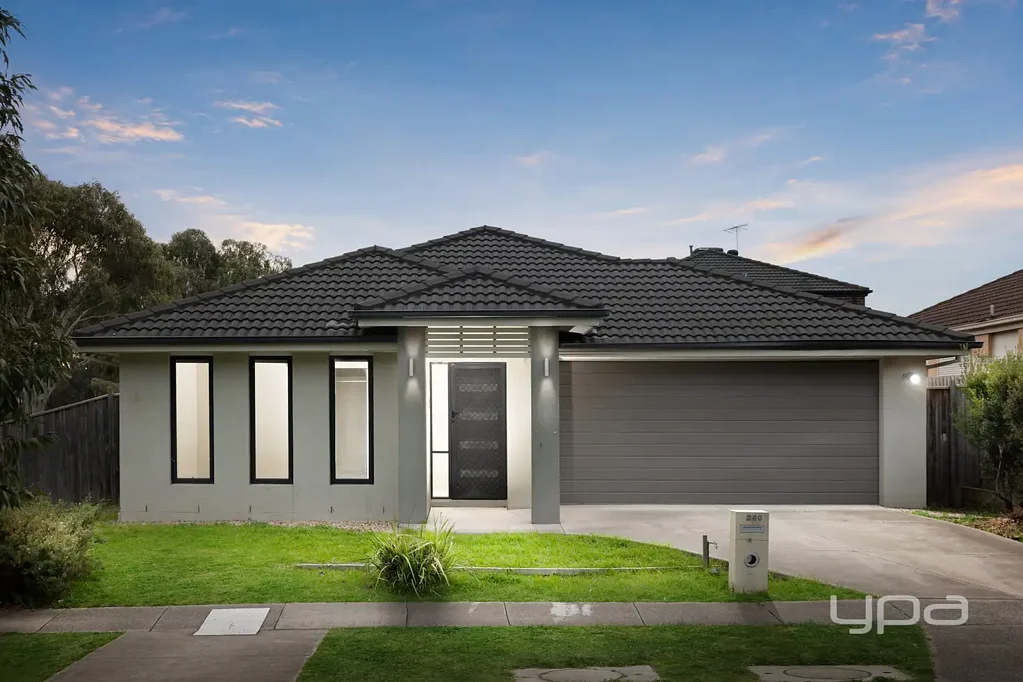 Point Cook 4房 家庭卓越，位于 Featherbrook College 对面，占地约 514 平方米！！ Family Excellence Opposite Featherbrook College on 514sqm Approx !!