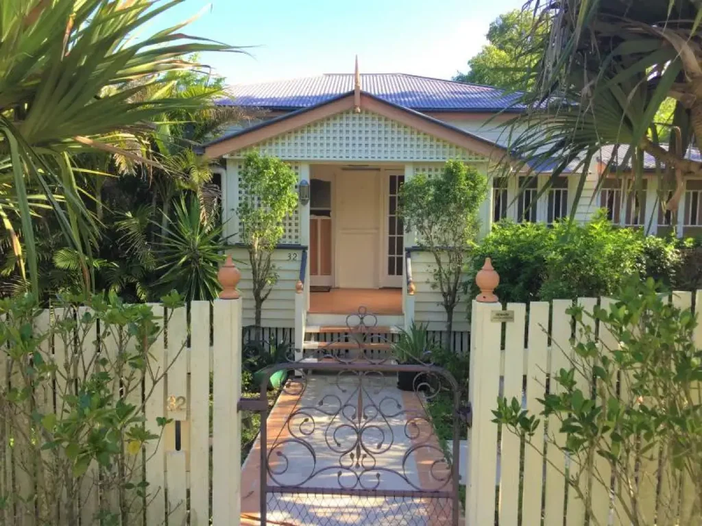 A COZY COTTAGE WITH THAT CLASSIC QUEENSLANDER LOOK!
