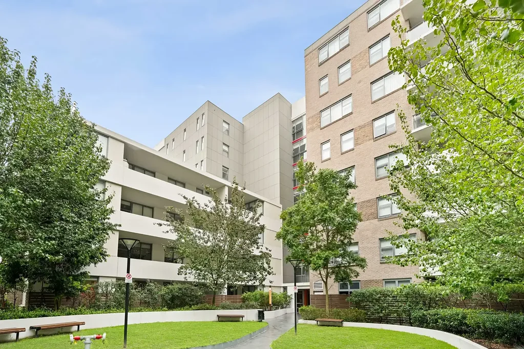 Macquarie Park 2房 Macquarie Park便捷生活 一楼公寓 优享泳池健身房 开放设计 自然采光充沛 超大卧室车位 Ground floor villa style apartment with external access