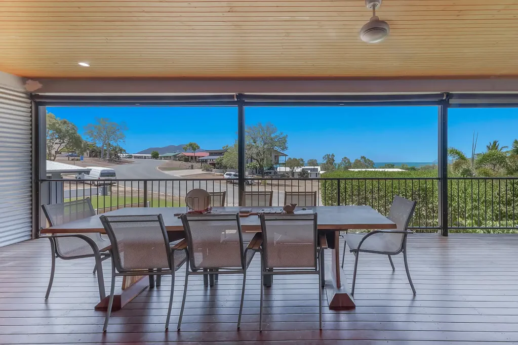 Hideaway Bay 4房  Highset modern living, offering ocean views and beautiful sea breezes