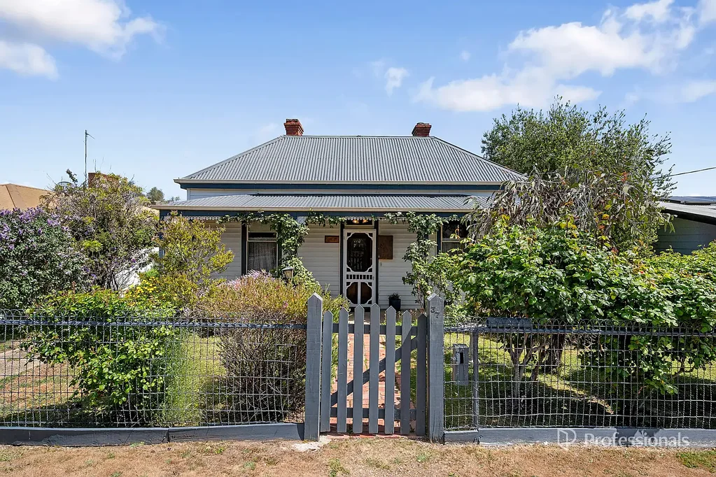 37 Broadway, Dunolly, VIC 3472