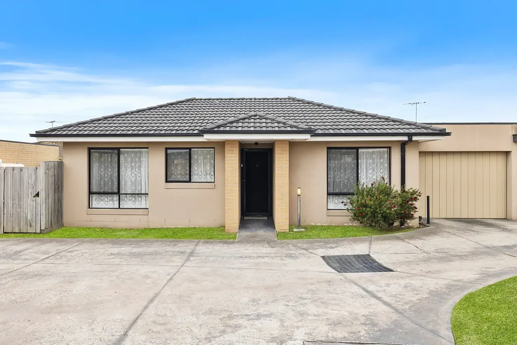 Freshly Painted Bright Modern Unit with lock up Garage