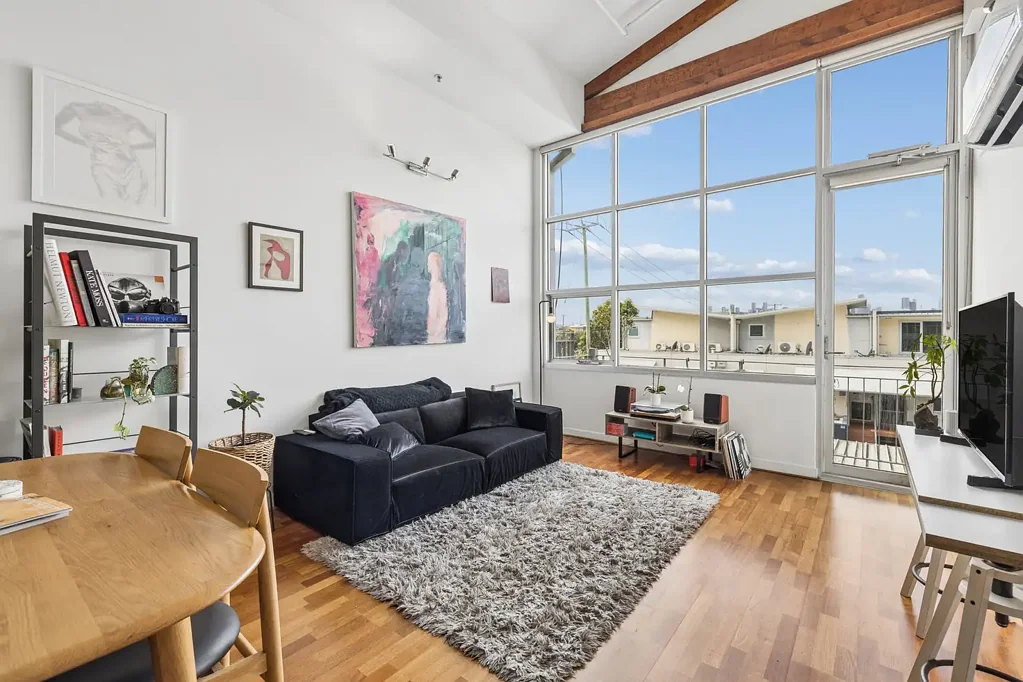 Footscray 2房 宽敞仓库式公寓，配备高级生活设施 Spacious Warehouse-Style Apartment with Premium Lifestyle Amenities