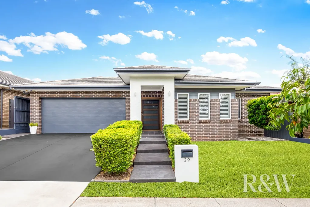 29 CLOVERHILL CRESCENT, Gledswood Hills, NSW 2557
