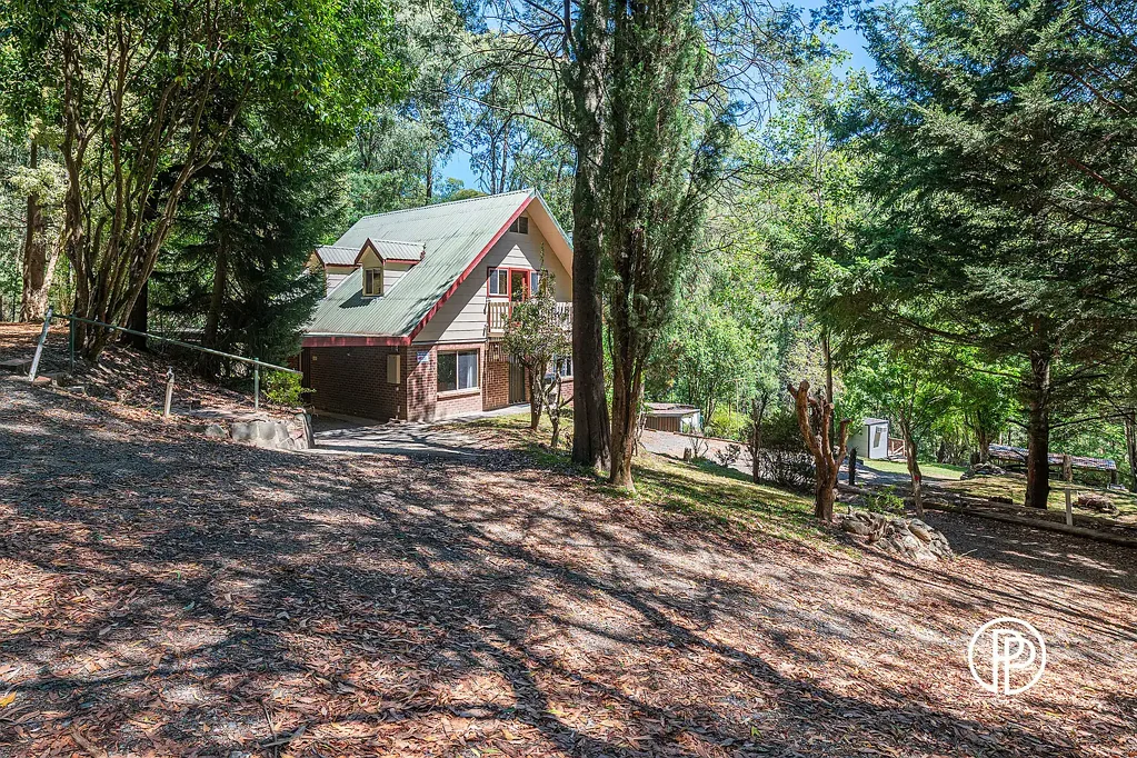 Reefton 2房  ENCHANTING STORY BOOK LIKE HOME - OVER HALF AN ACRE - FRONTAGE ONTO ARMSTRONG CREEK