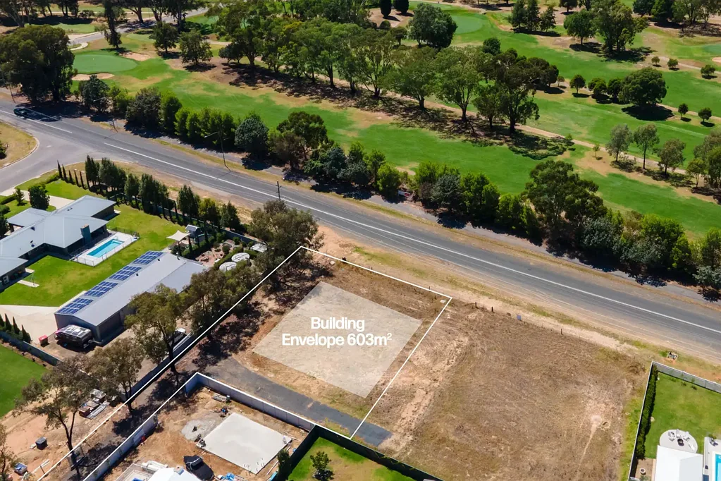 Springvale  LIFESTYLE BLOCK 2102 m2 - TEE OFF FROM YOUR DOORSTEP!