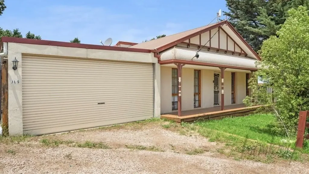 Spacious Farm-Style Living on Approximately 2,272 m²
