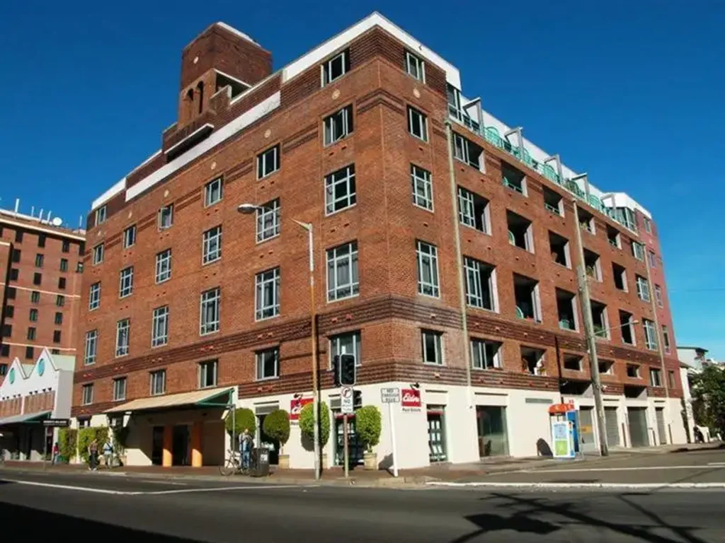 Apartment in Georgina Complex -right on King St -car space