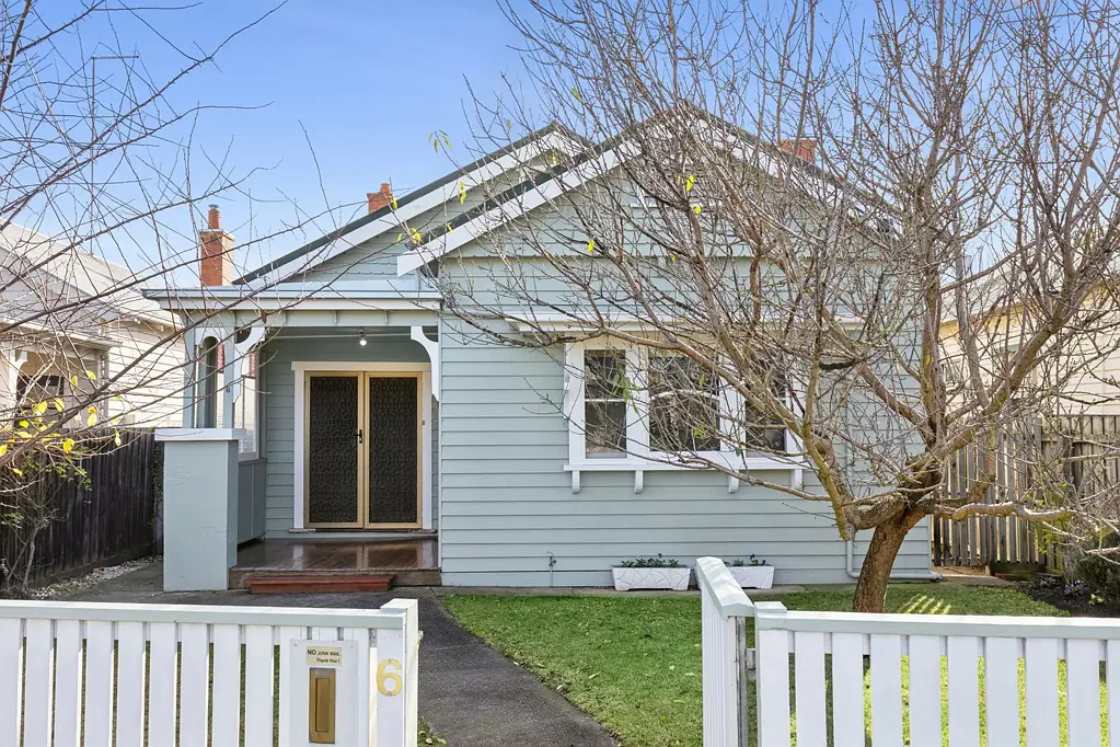 East Geelong 3房  Bungalow Charm with Exciting Potential