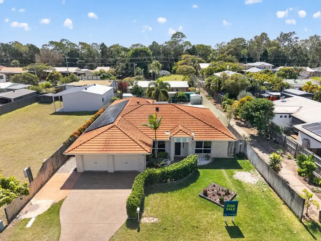 Toogoom 5Moenga Fabulous Five-Bedder.  Footsteps From Beach...859m2