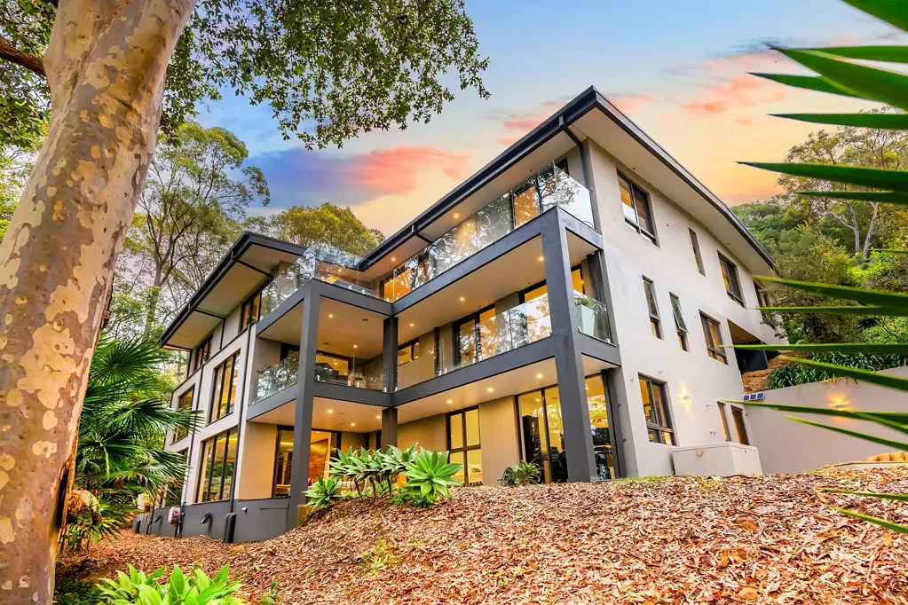 Bayview 6房 5800平米私密庄园 私人电梯全砖结构 高端电器酒窖影院 A TOUCH OF HOLLYWOOD - LUXURY HOME WITH LIFT!