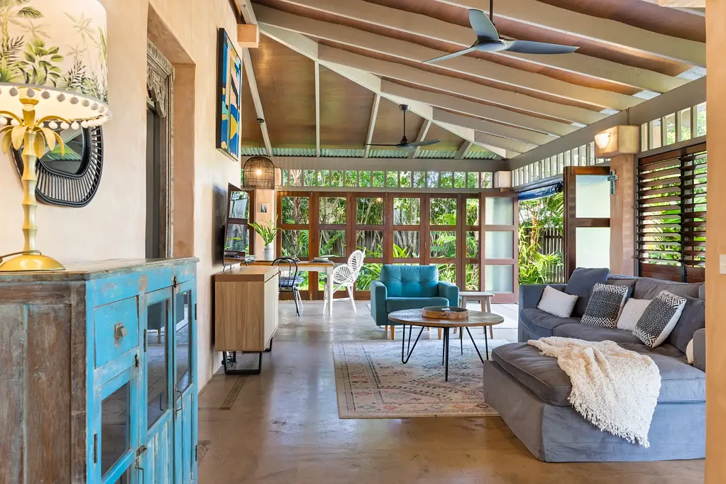 Port Douglas 3 Bedroom Beachside Oasis in Sante Fe Style