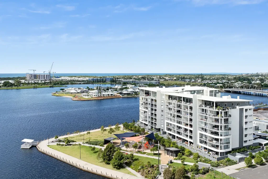 Birtinya 3房  Large 3-Bedroom North-Facing Apartment with Iconic Bridge & Water Views