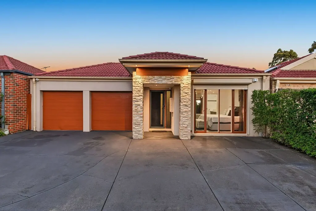 Keysborough 3房 Keysborough中心位置 家校便利 高天花板木地板 现代厨房电器 三卧带主套 低维护后院娱乐空间 The Brief: Location & Lifestyle