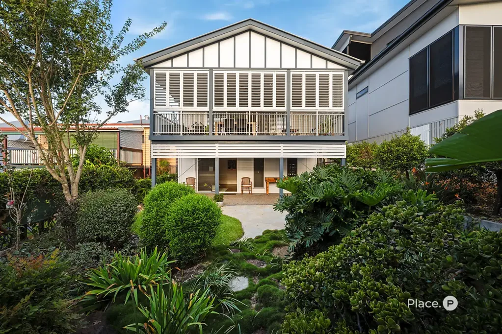 Greenslopes 5房 宁静死胡同 私密保护区 广阔城市景观 低维护410㎡地块 自然光充足 可伸缩窗帘 高架露台 步入式食品储藏 Miele电器 步行医院公交站 City Views, Garden Retreat and Family Living
