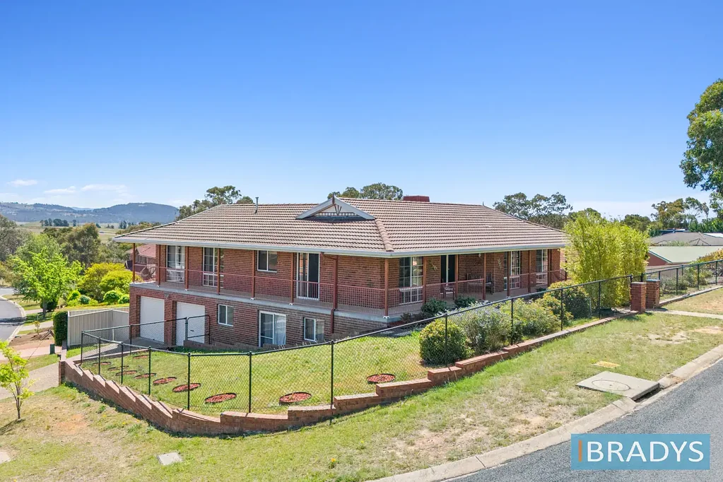 Jerrabomberra 4침실 Elevated with fantastic view, this spacious, double storey residence has great street presence