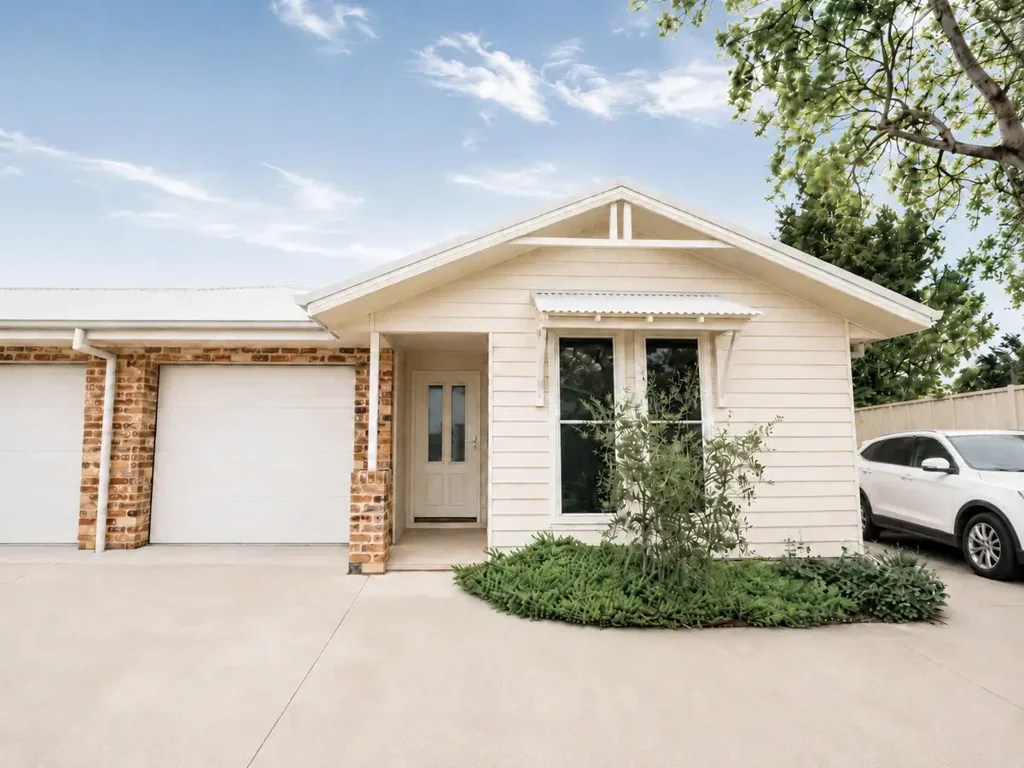 Modern Three-Bedroom Duplex with Spacious Open-Plan Living