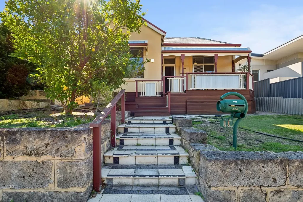 Bayswater 4房  Parkside Character on a Full Lot with R80 Zoning and Rear Laneway!