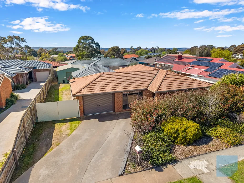 Bacchus Marsh 3房 901㎡阔地宝藏 开发潜力巨大 阳光满溢空间 大牌电器配置 超大后院娱乐区 中心地段便利 Premium 901m² (approx.) Allotment - A World of Possibilities