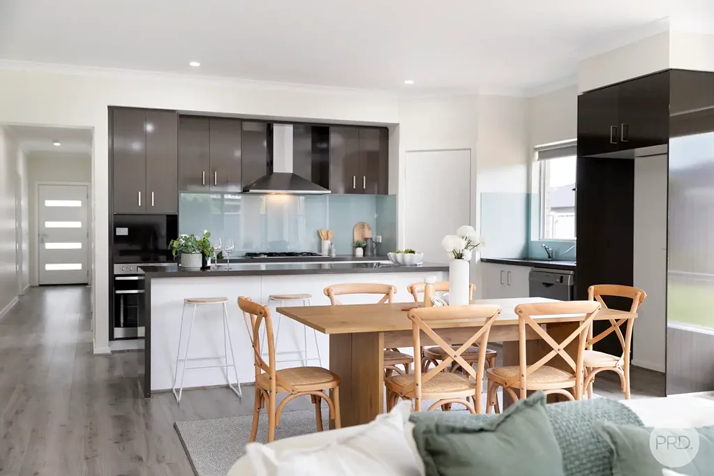 Alfredton 5房  Modern Family Home with Space, Style and Side Access