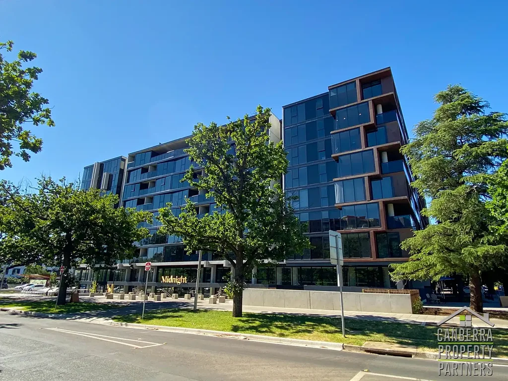 Executive living at Midnight- Semi Furnished