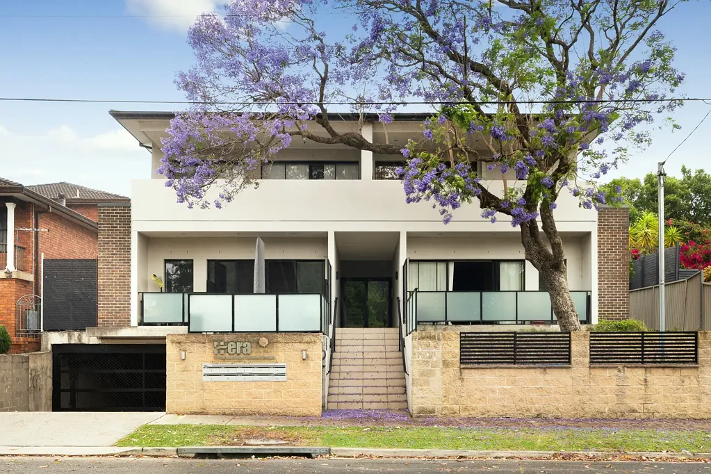 Burwood Heights 2कमरा Modern 2-Bedroom Corner Apartment with Leafy Outlook | Boutique Block of 9 | Low Strata $528/qtr