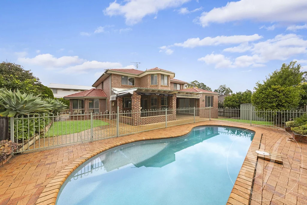 Hidden Gem - Grand Family Home with Swimming Pool