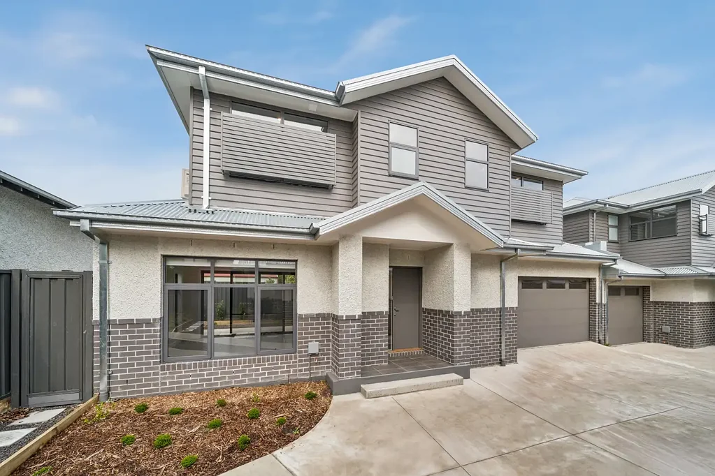 Glenroy 3房 全新三卧住宅 采光充足 双车库后院 精美户外空间 步行火车站 公交便利 邻近美食零售 Quality Living in Glenroy's Finest