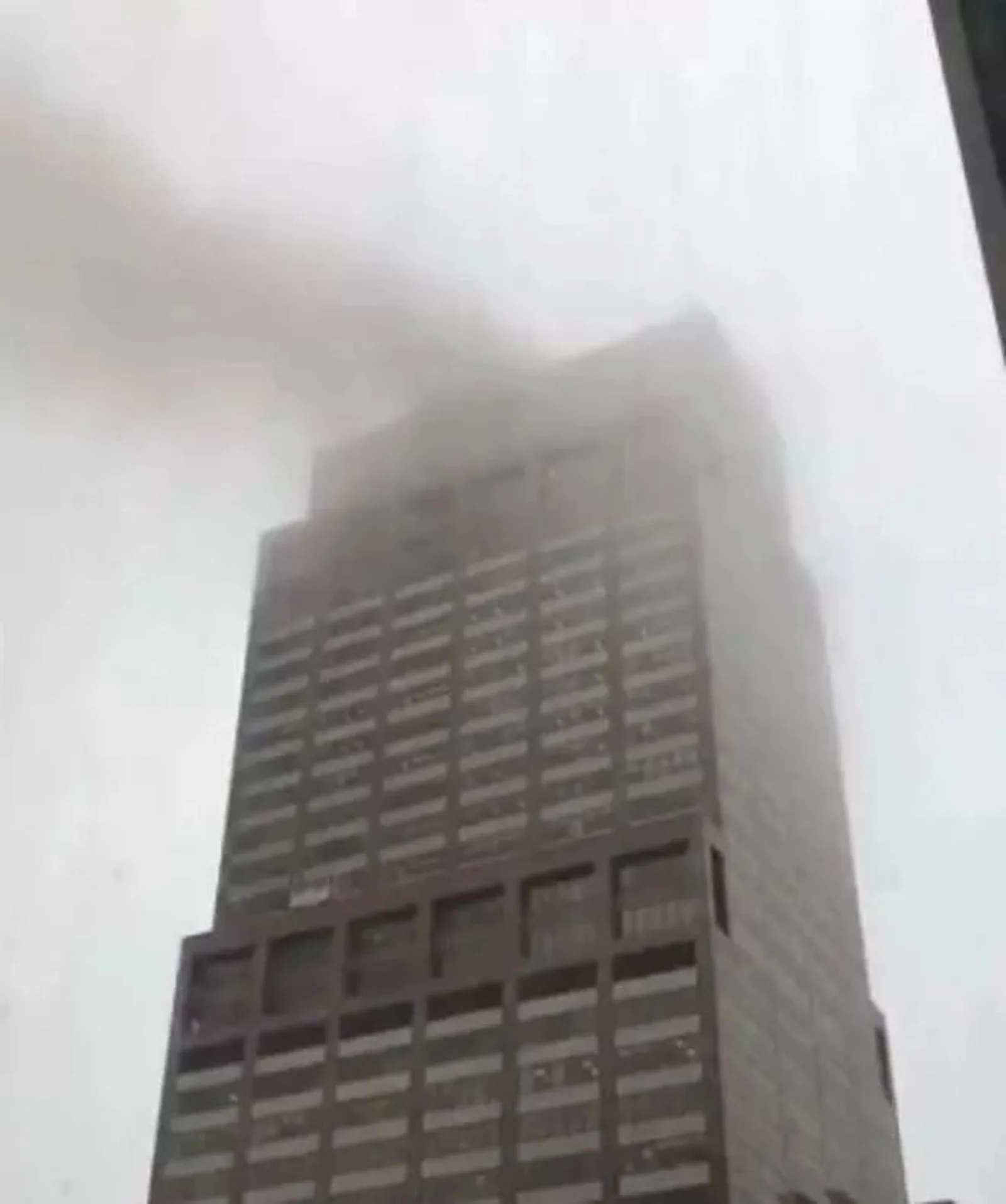 突发！场面堪比9·11，直升机撞向纽约一幢大楼！现场一片混乱...