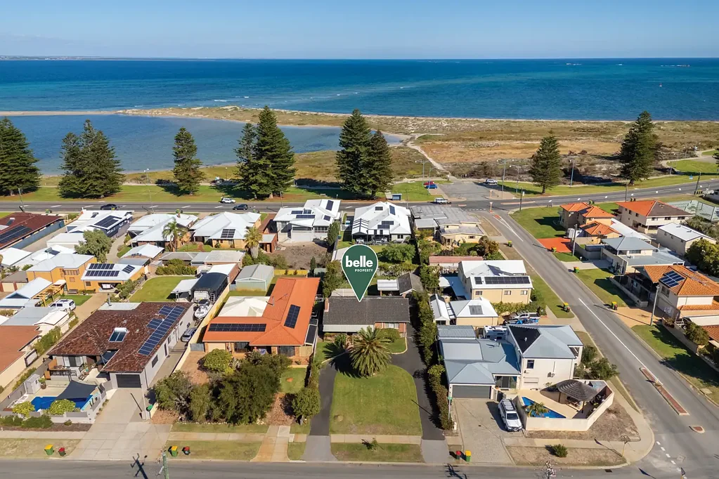 Safety Bay 3Zimmer Beautiful 1960's cottage on an R40, 4-unit site, metres from the beach.