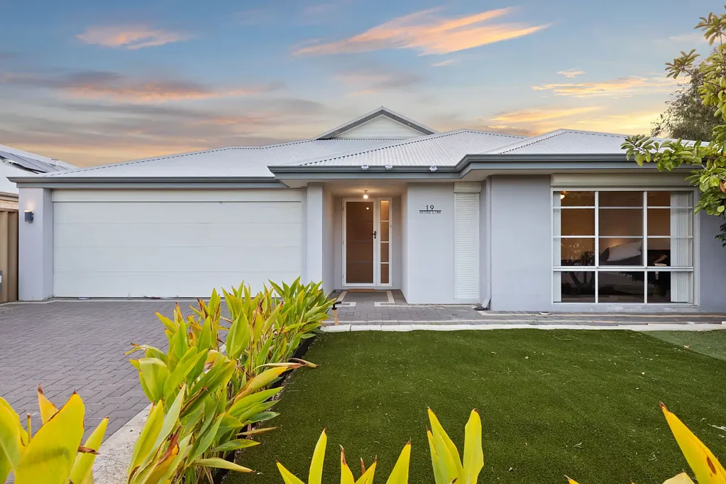 Butler 3 Bedroom 3 bedroom 2 bathroom with pool on 423sqm corner block