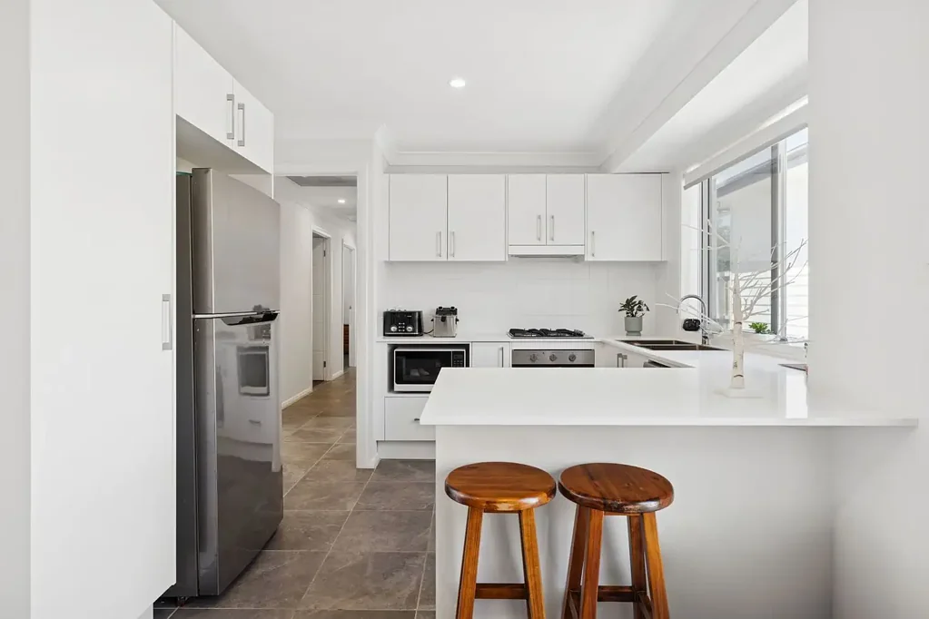 Thirlmere 3房 宽敞三卧别墅 时尚现代设计 开放式起居区 石材台面厨房 全年中央空调 私密低维护庭院 便利设施近邻 Modern Comfort in a Peaceful Setting