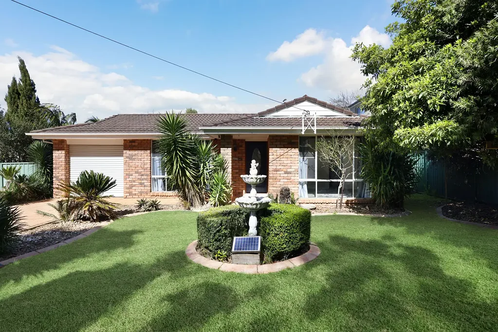Hill Top 3房  Charming Family Home with Extra Garaging & Enclosed Alfresco Living!
