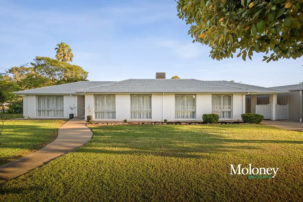 Corowa 4 Bedroom Immaculately Renovated - Moments from the Murray & Corowa Golf Club