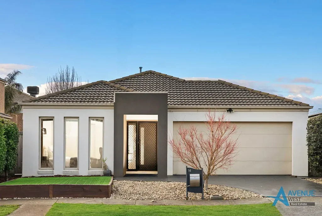 Walk To Featherbrook College & Shops!