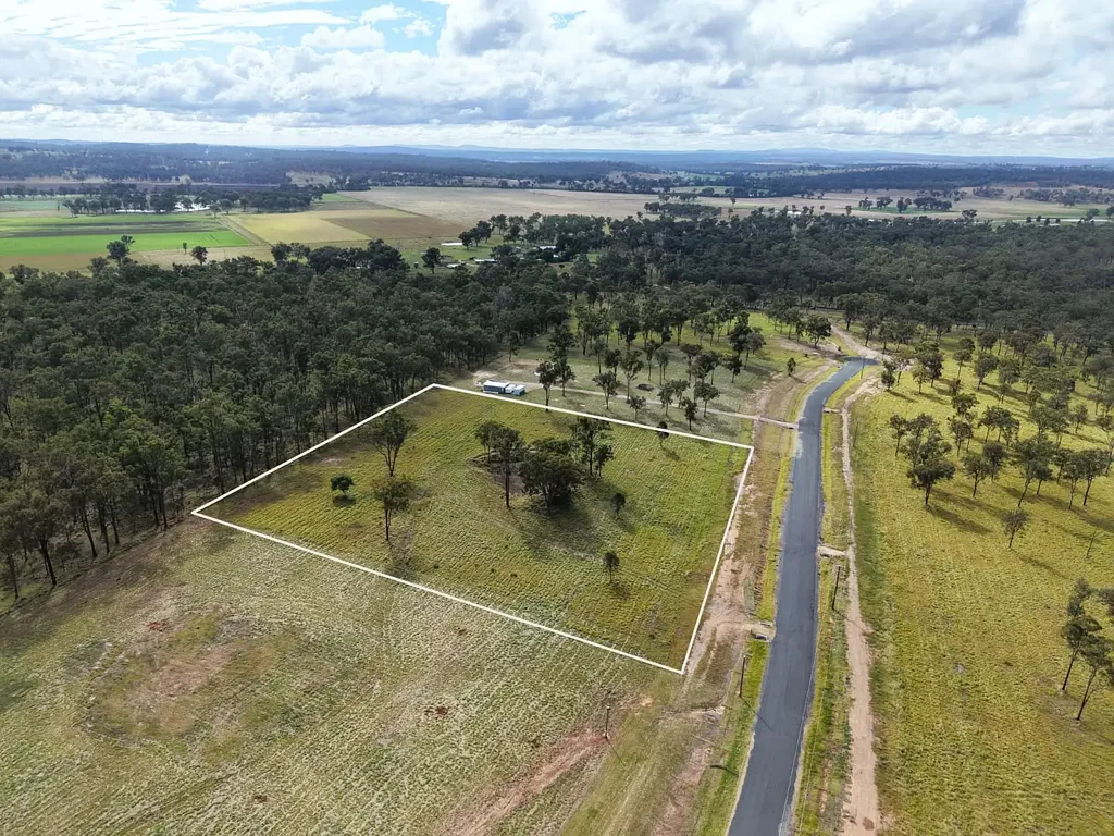 Nanango 稀缺大地块 无建筑限制 平坦易建设 令人叹为观止的视野 电力供应 NBN就绪 靠近生活设施 交通便利。 ELEVATED BUILD-READY-LAND