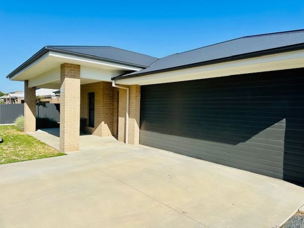 Corowa 4Phòng ngủ Stunning, Modern Family Home nestled in the heart of Corowa
